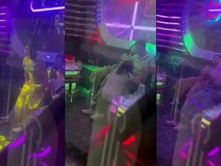 Chơi 2 cô vợ giáo viên mầm non của bạn trong quán hát